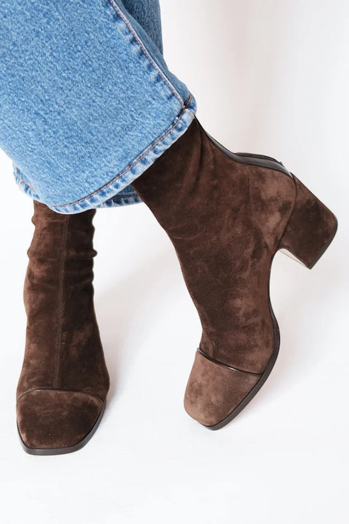 Bruna mocka-ankelstövlar med klack och jeans