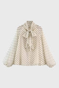 Blus för kvinnor med prickar och lavallièrekrage | Romantisk elegans