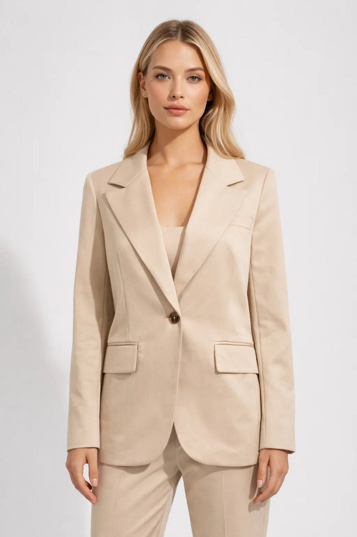 Chic &amp; Elegant Women&