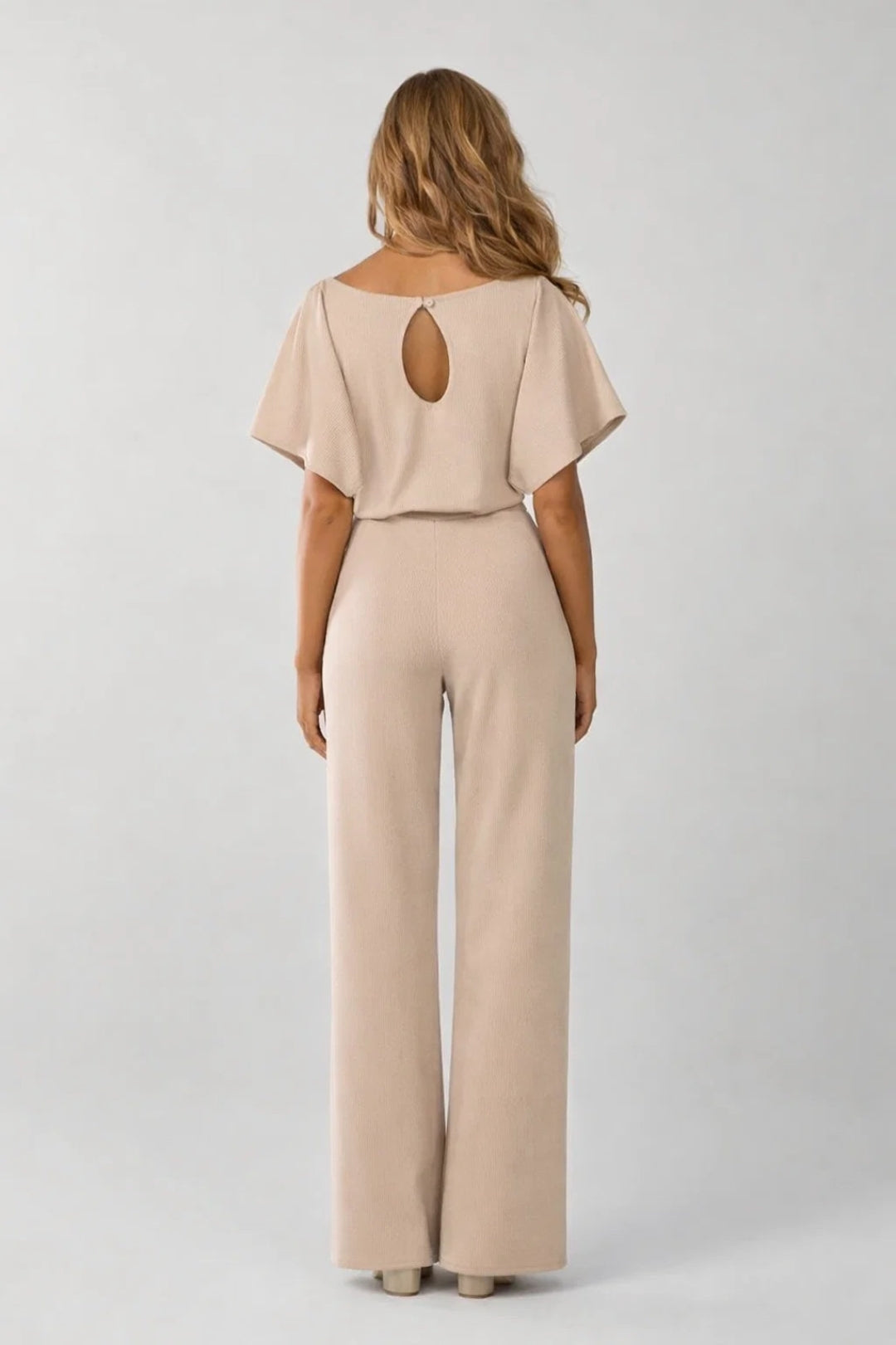 Damoutfit | Byxor med vida ben och chic ensemble | Bälte med knytfront för våren