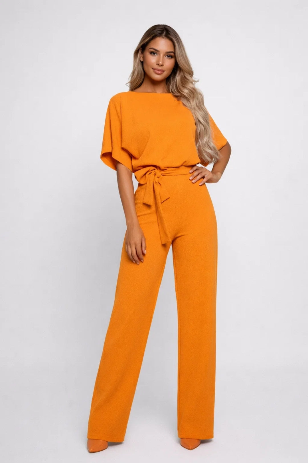 Damoutfit | Byxor med vida ben och chic ensemble | Bälte med knytfront för våren