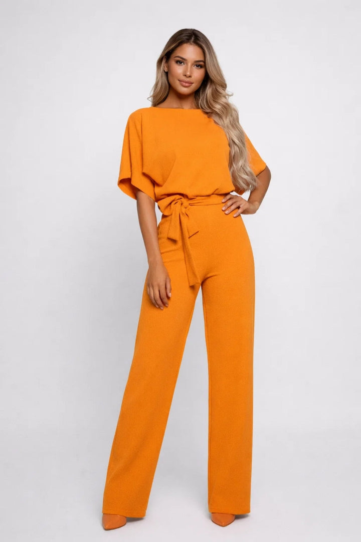 Damoutfit | Byxor med vida ben och chic ensemble | Bälte med knytfront för våren