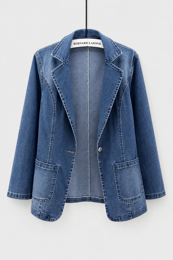Blå denimblazer för damer med reverskrage och påsydda fickor. Framsidan