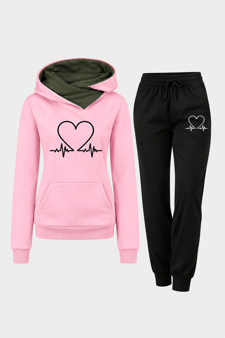 Rosa damhoodie med olivgrön huva och hjärtslagsmönster, i kombination med svarta joggingbyxor