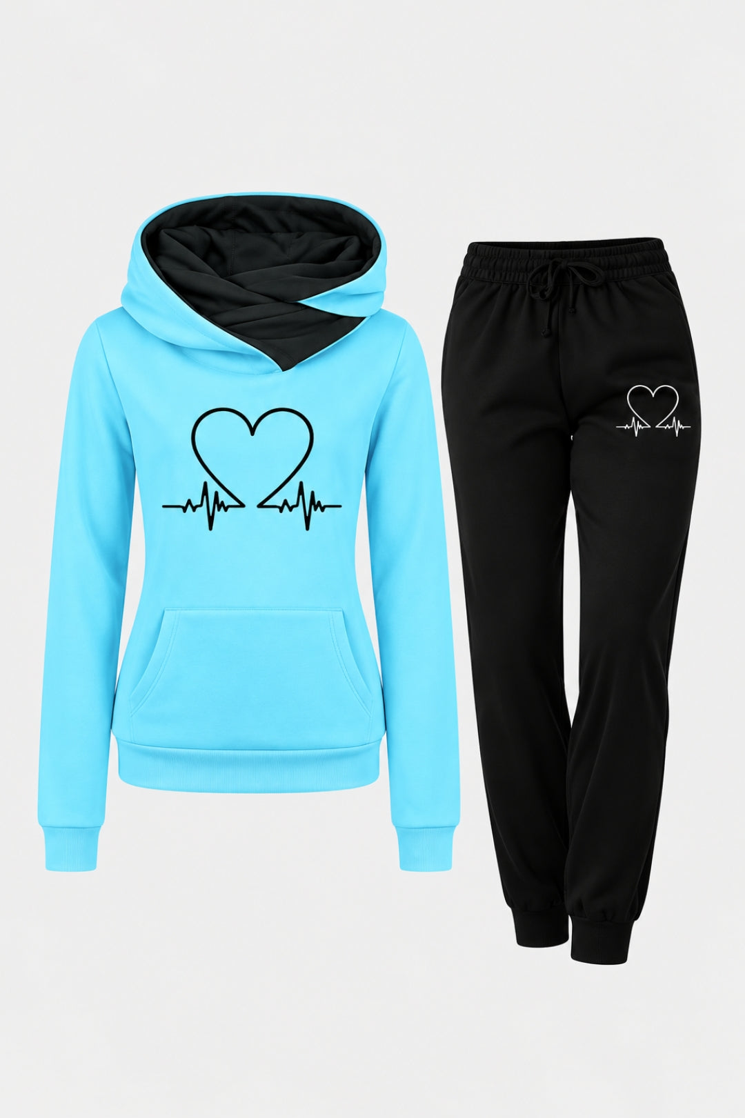 Ljusblå damhoodie med svart foder i huvan och hjärtmönster, i kombination med svarta joggingbyxor