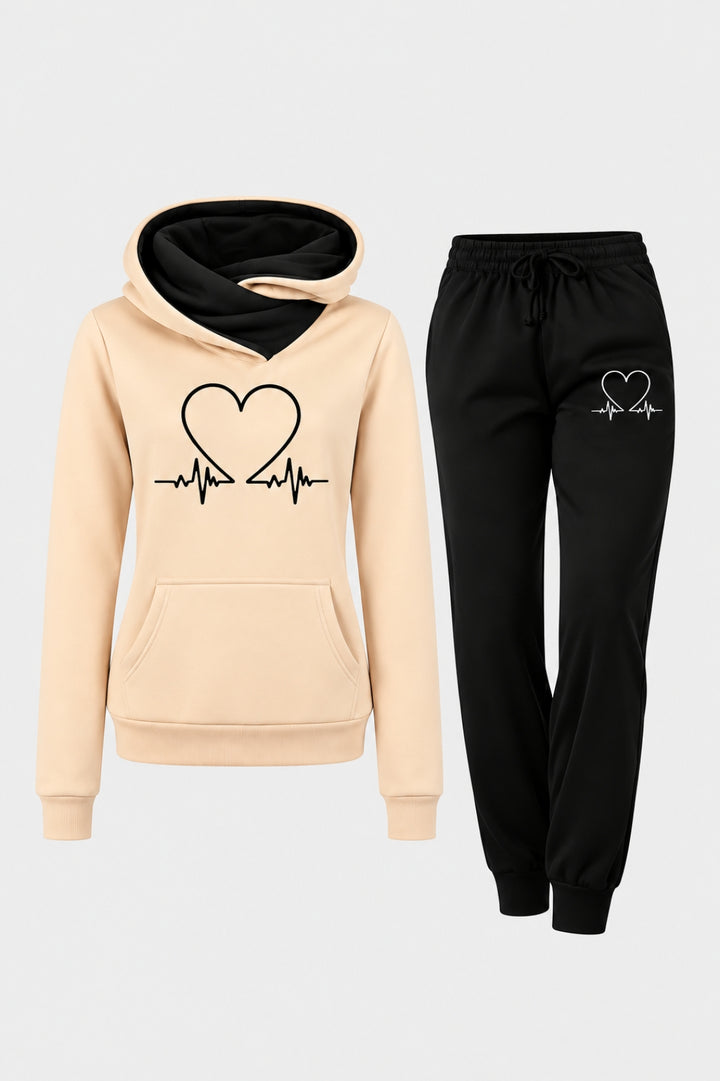 Beige damhoodie med svart foder i huvan och hjärtmönster, i kombination med svarta joggingbyxor