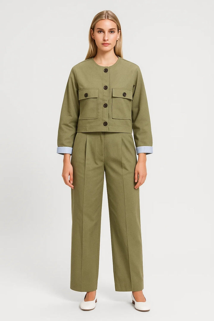 Modernt kostymset för kvinnor | kort jacka med knappar och byxor med hög midja | lätt och andningsbart
