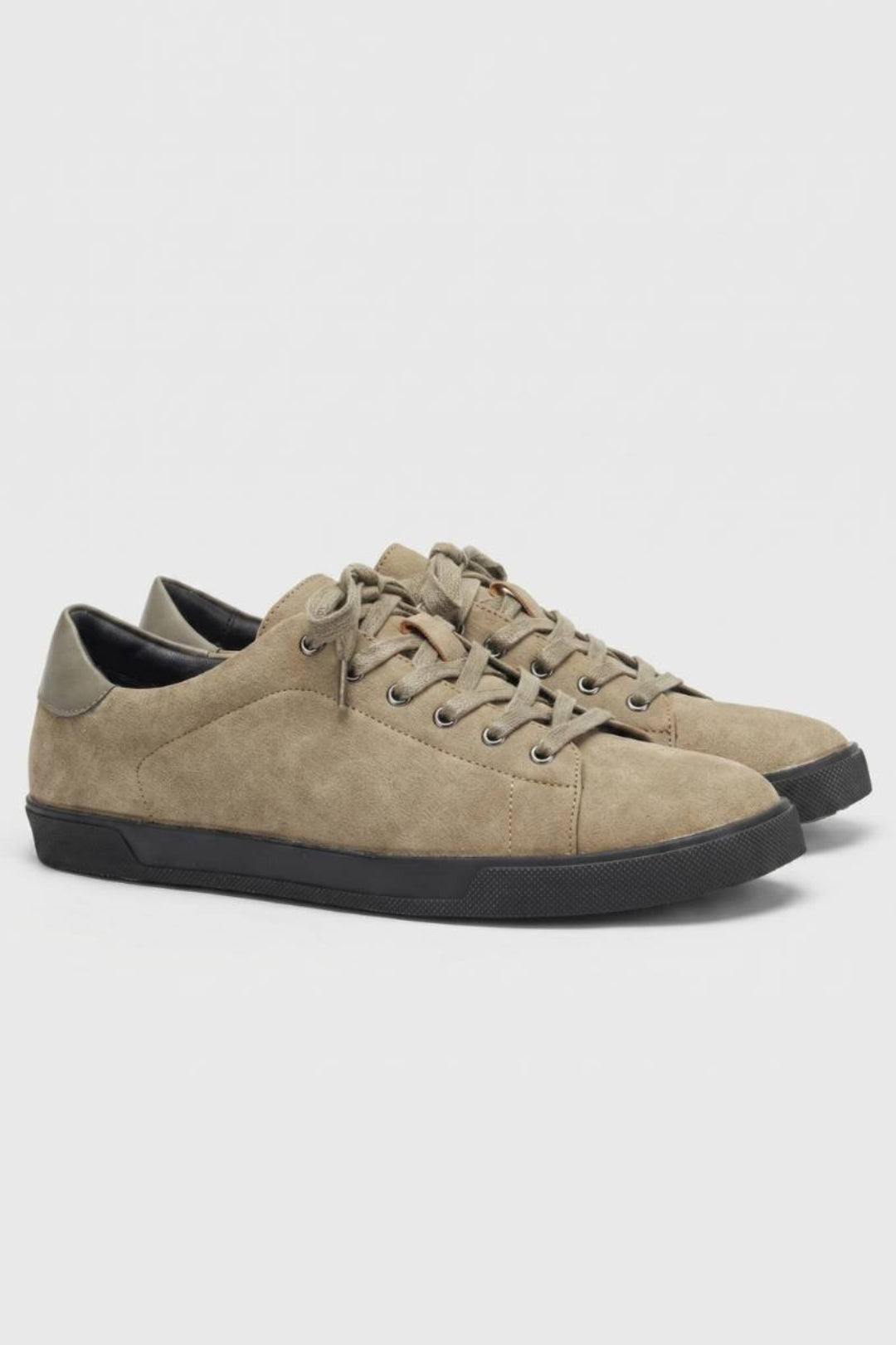 Sneakers för män - snören i minimalistisk stil ton i ton | Urban