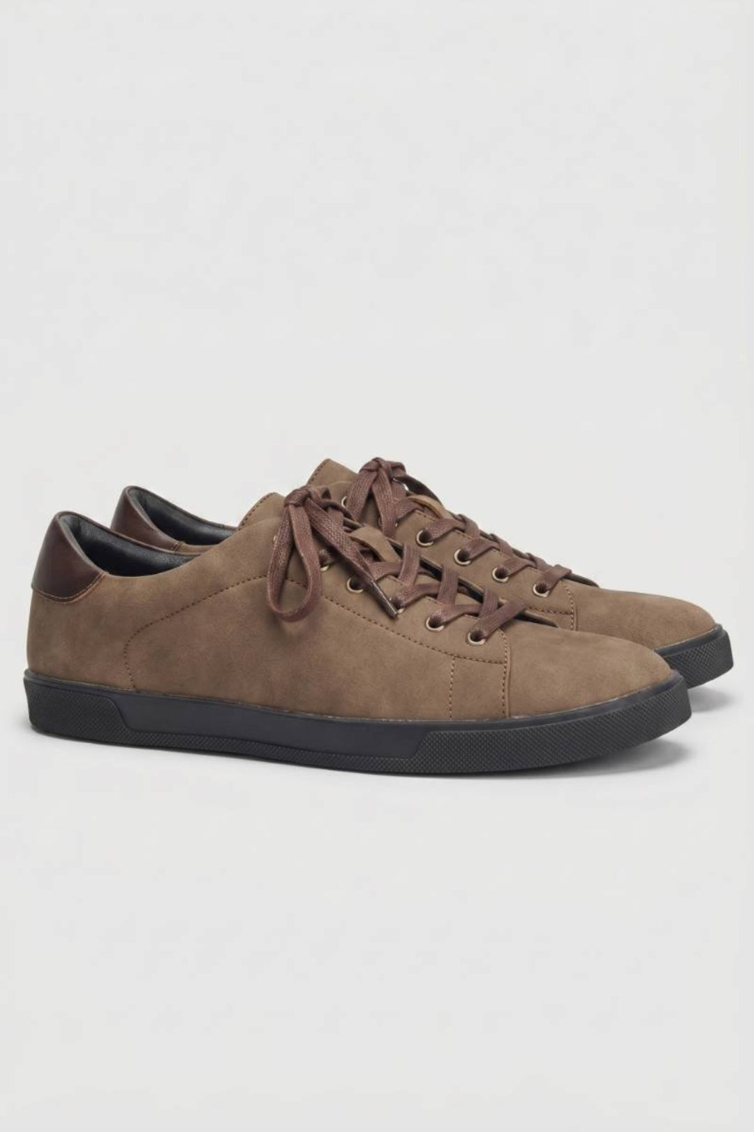 Sneakers för män - snören i minimalistisk stil ton i ton | Urban