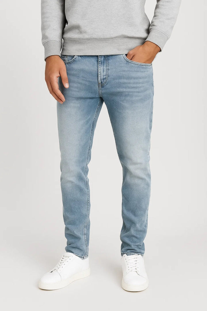Tvättade jeans i Slim Fit-modell för herr med frayad finish | Casual