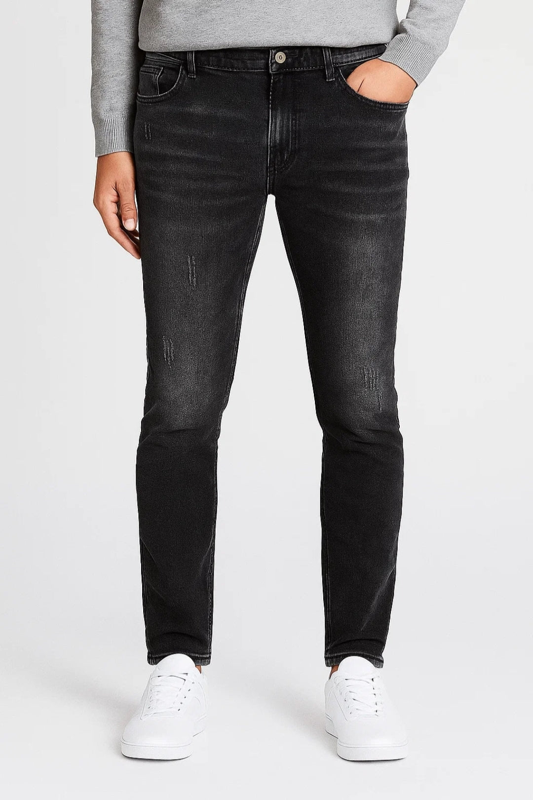 Tvättade jeans i Slim Fit-modell för herr med frayad finish | Casual