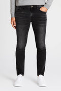 Tvättade jeans i Slim Fit-modell för herr med frayad finish | Casual