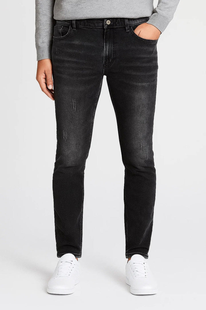 Tvättade jeans i Slim Fit-modell för herr med frayad finish | Casual