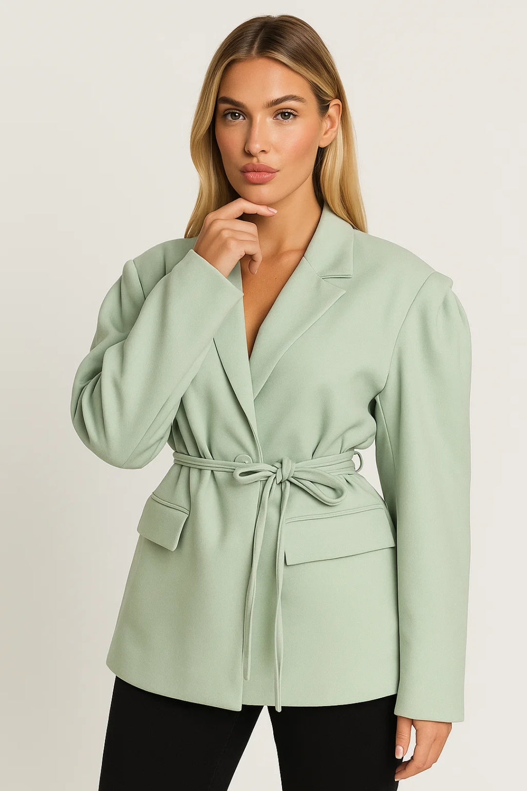 Oversize blazer dam salviagrön på modell