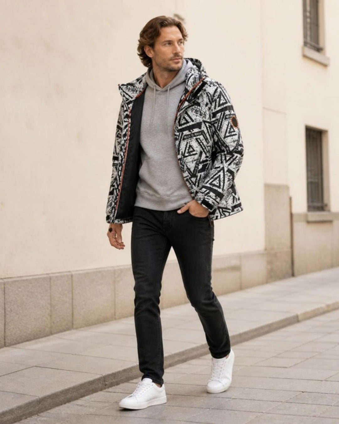 Dunjacka herr öppen, på modell med hoodie på stan