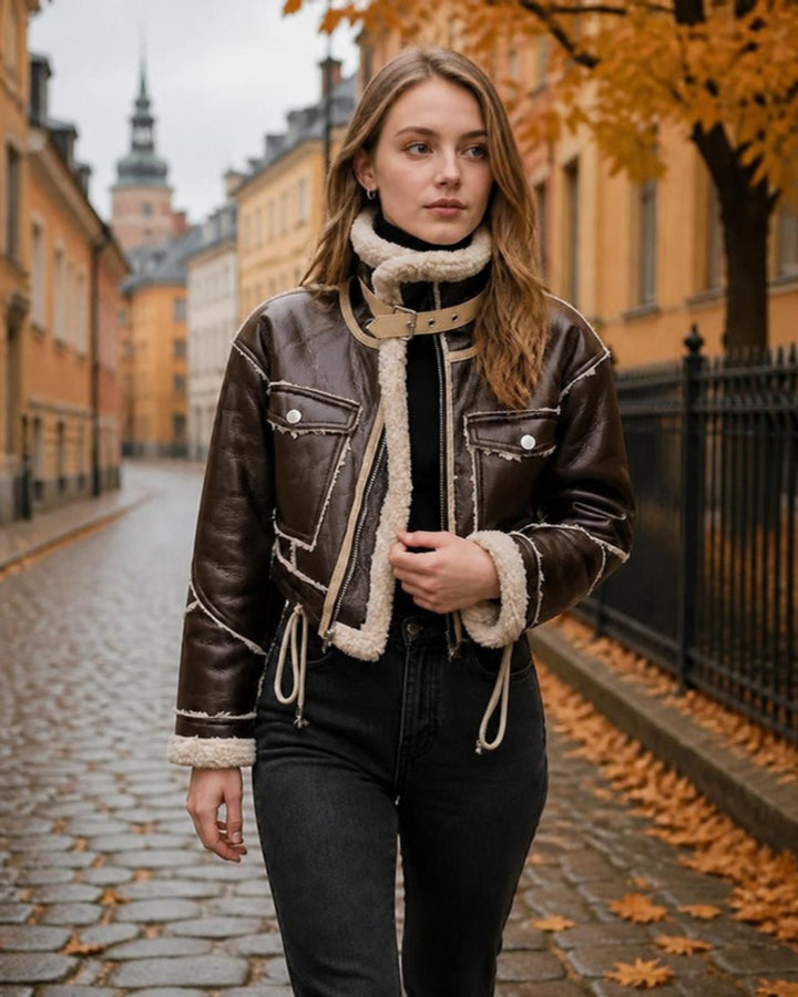 Brun skinnjacka i konstläder dam i Gamla stan, Stockholm, på hösten