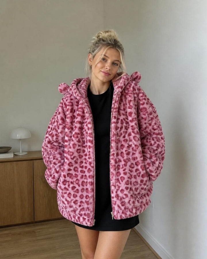 Fuskpälsjacka dam med leopardmönster i rosa på modell i stadsmiljö