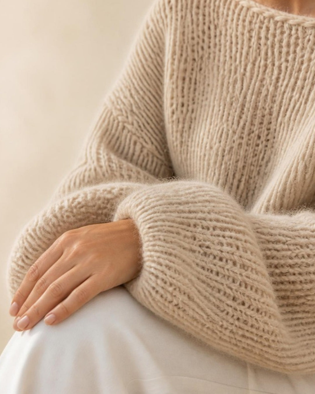 Grovstickad tröja dam i beige, på modell
