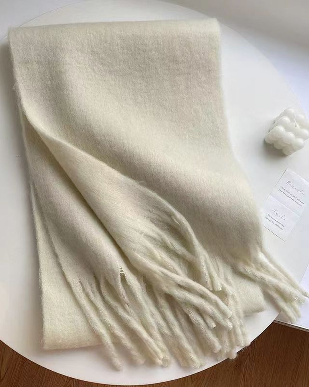 Fluffig halsduk dam i beige