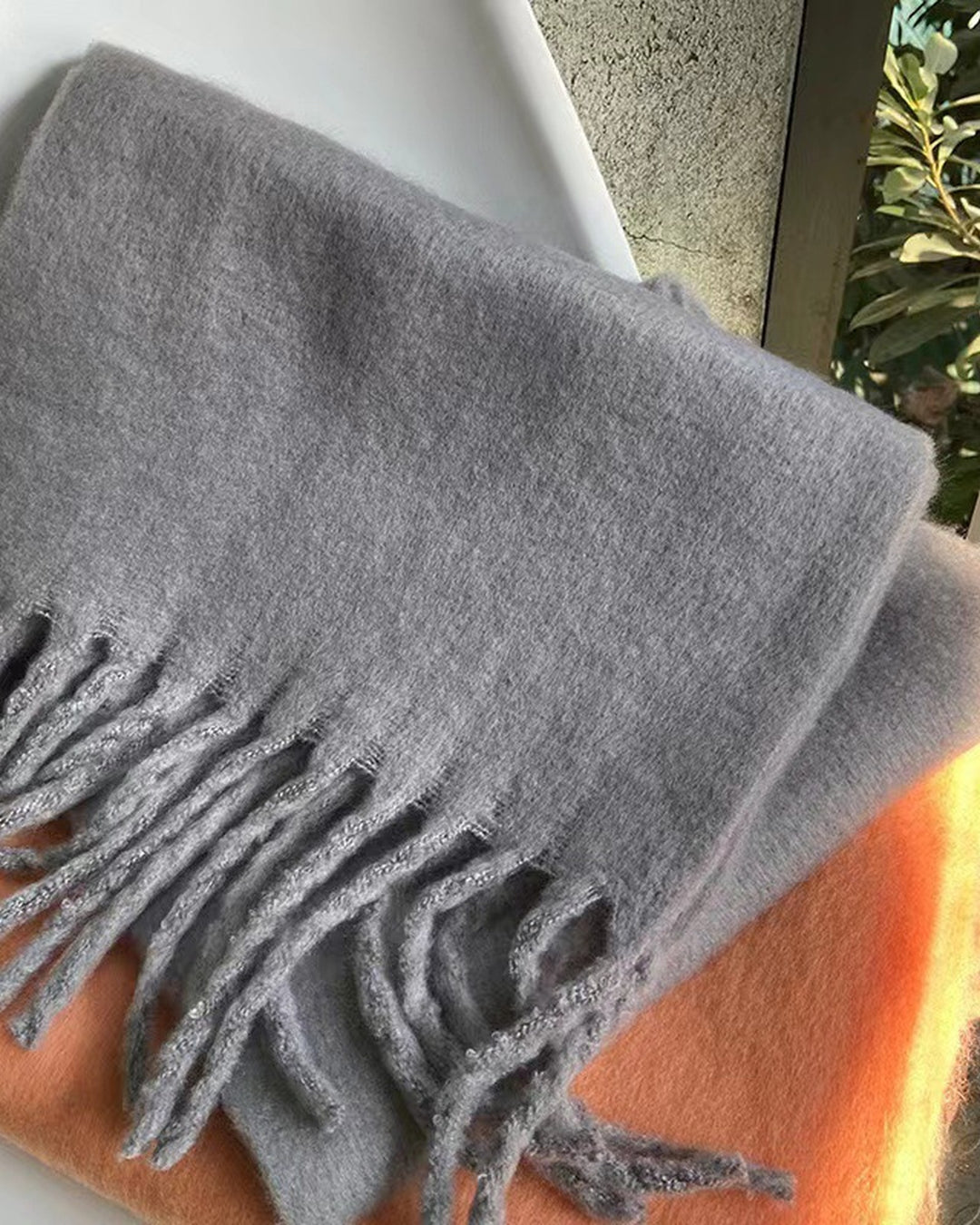 Fluffig halsduk dam i mörkgrå