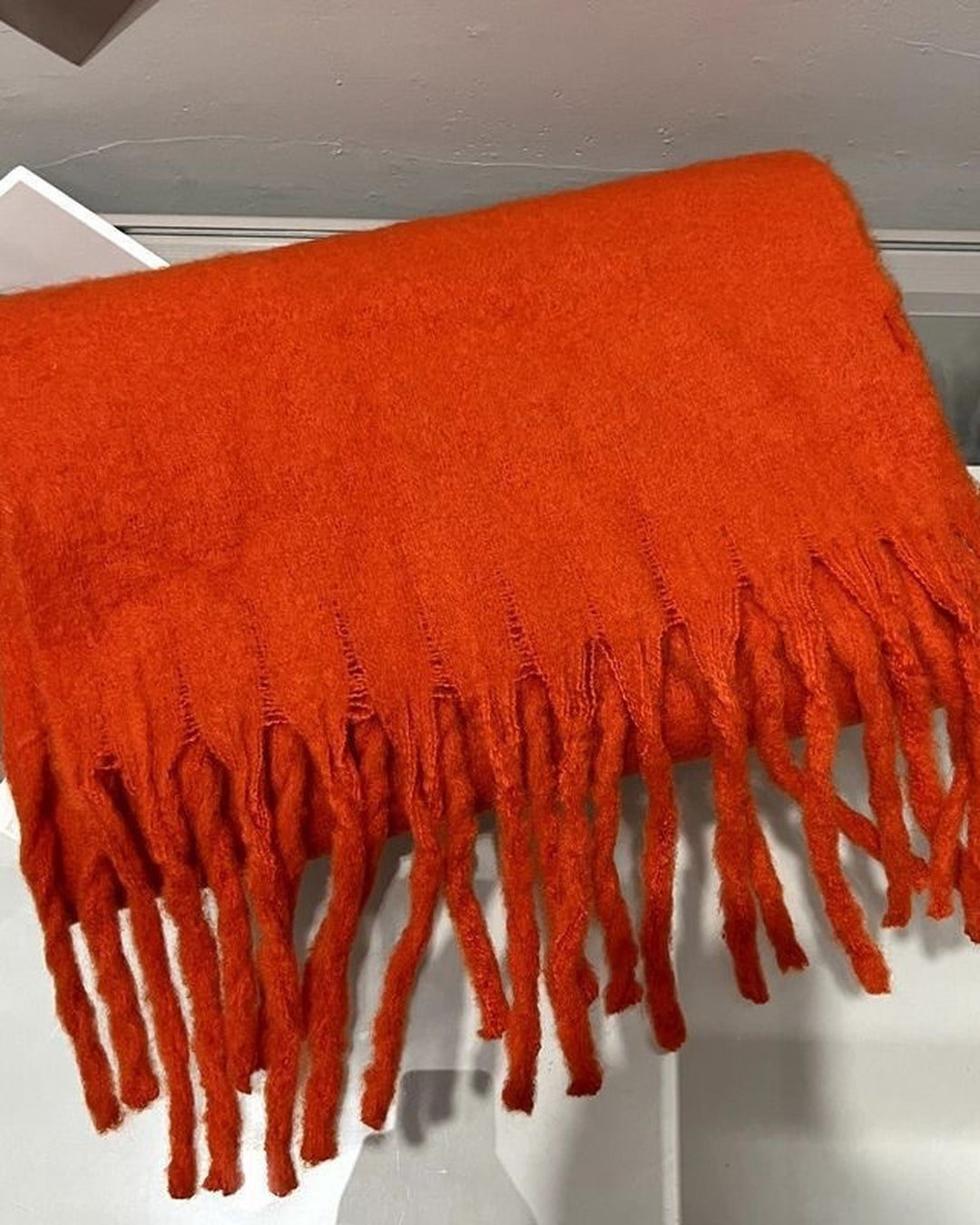 Fluffig halsduk dam i orangeröd