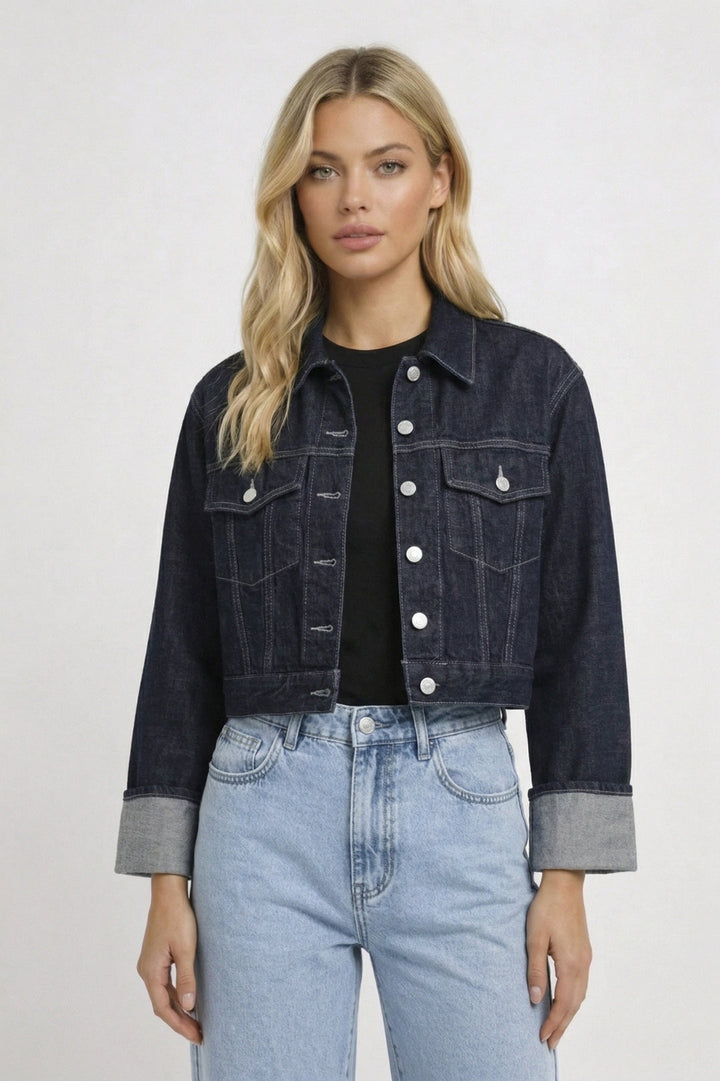 Jeansjacka dam på modell med jeans