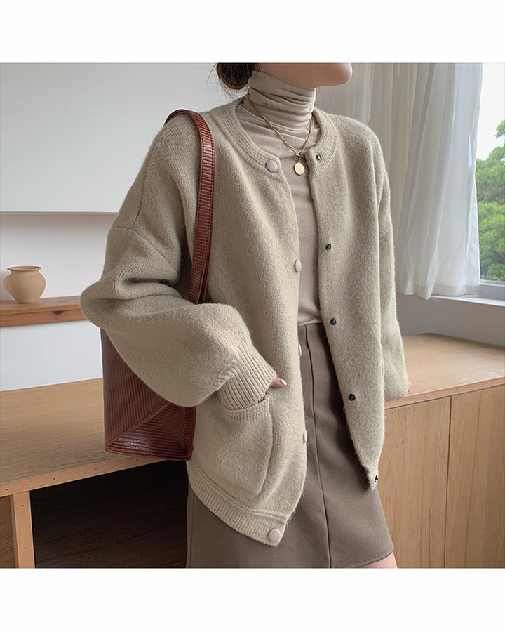 Stickad kofta dam med knappar i beige, på modell