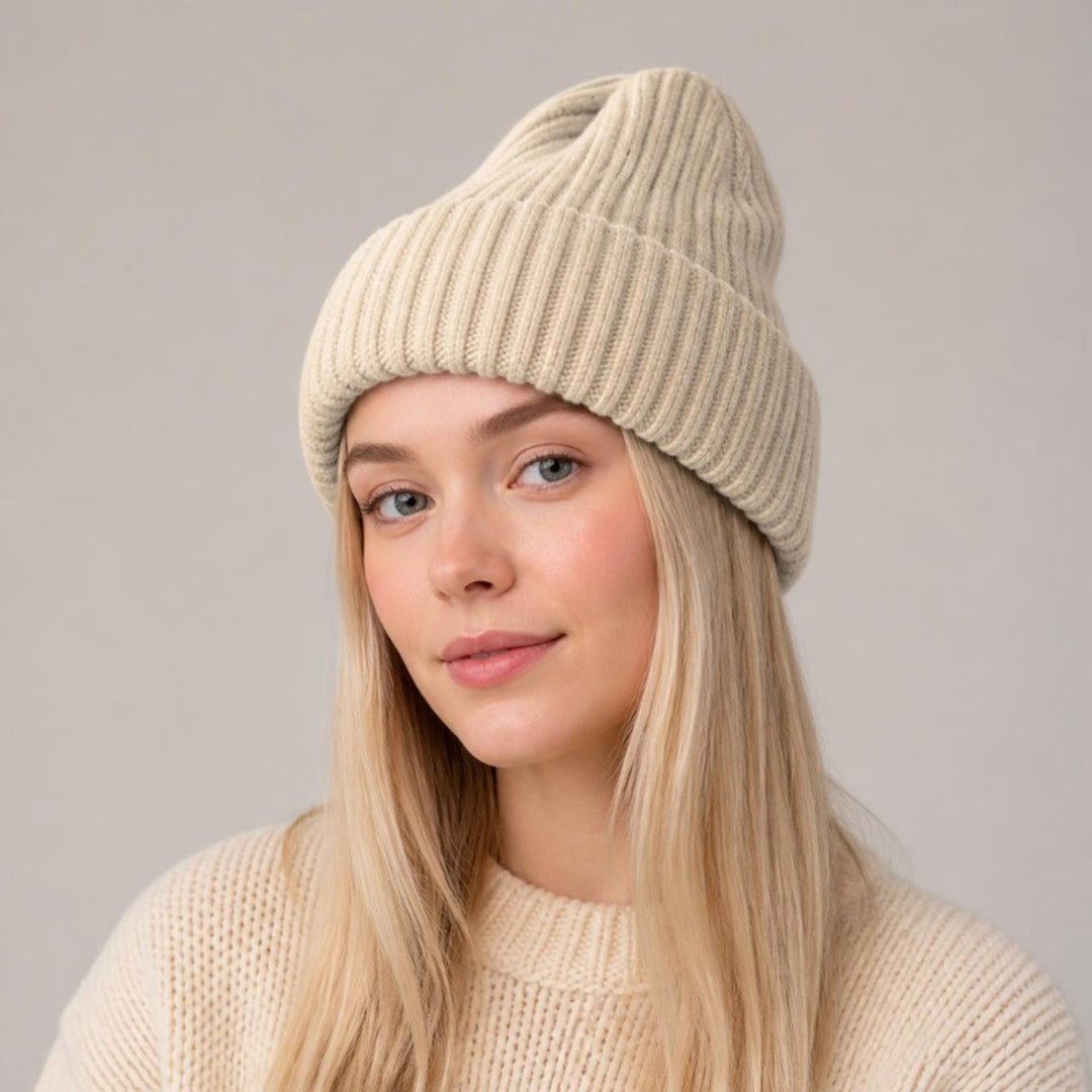 Mössa dam i chenille i beige, studiobild