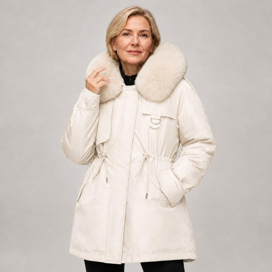 Vadderad parkas dam i beige, studiobild