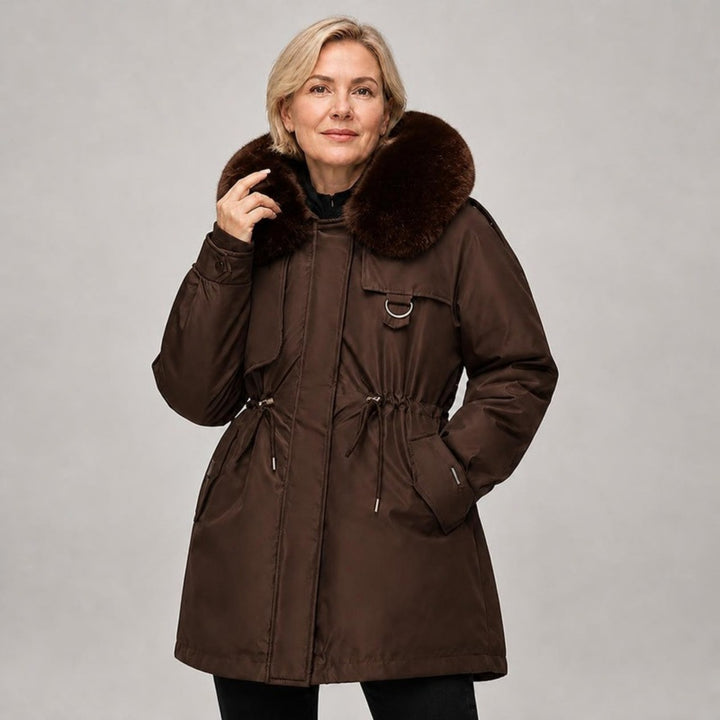 Vadderad parkas dam i brun, studiobild