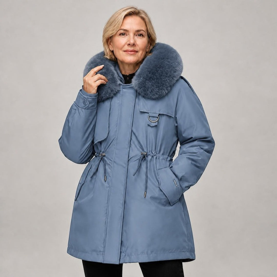 Vadderad parkas dam i duvblå, studiobild